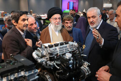 Leader's visit to domestic products exhibition