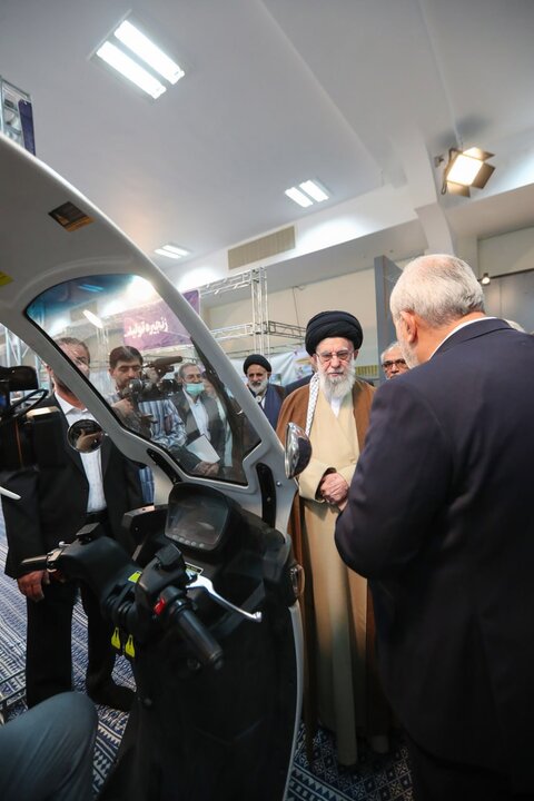 بالصور...قائد الثورة يتفقد معرض القدرات الانتاجية الايرانية
