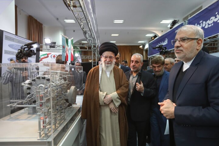 بالصور...قائد الثورة يتفقد معرض القدرات الانتاجية الايرانية