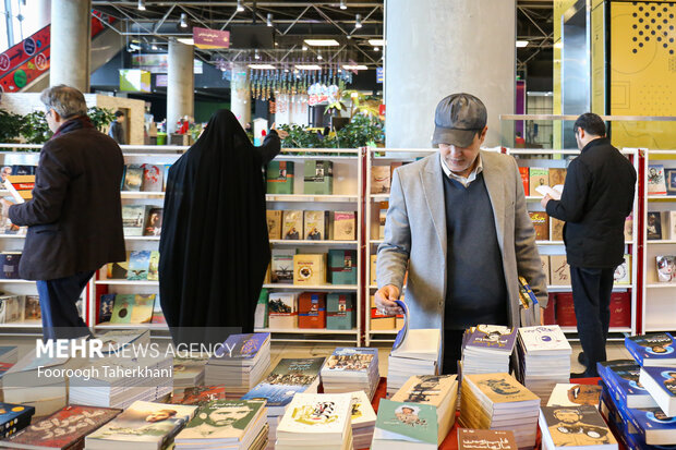 مراسم رو نمایی ۴۲ عنوان اثرجدید کنگره‌ی ملی ۲۴۰۰۰ شهید پایتخت دوشنبه ۹ بهمن ۱۴۰۲ با حضور سردار حسن زاده در باغ کتاب برگزار شد