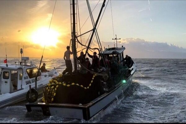 İzmir'de balıkçı teknesi battı: 3 ölü