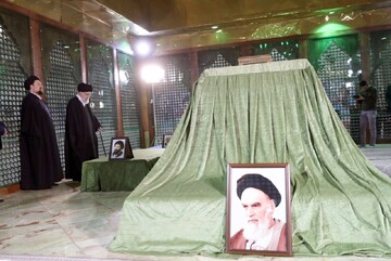 Leader visits mausoleum of Imam Khomeini (r.a)