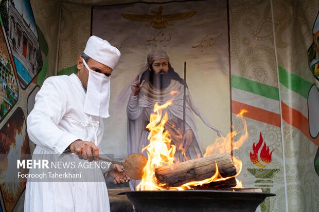 جشن سَده ازجشن های زرتشتیان است که در آغاز شامگاه ۱۰ بهمن برگزار می‌شود. این جشن هزاران سال قدمت دارد و از کهن‌ترین جشن‌های ایرانی حتی قدیمی‌تر از نوروز به‌شمار می‌رود سده، جشن پیدایش آتش در نظر گرفته می‌شود