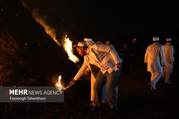 جشن سَده ازجشن های زرتشتیان است که در آغاز شامگاه ۱۰ بهمن برگزار می‌شود. این جشن هزاران سال قدمت دارد و از کهن‌ترین جشن‌های ایرانی حتی قدیمی‌تر از نوروز به‌شمار می‌رود سده، جشن پیدایش آتش در نظر گرفته می‌شود