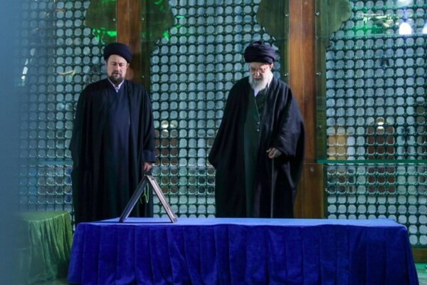 Leader pays tribute to founder of Islamic Revolution