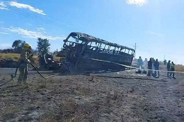 Meksika'da feci kaza:Tur otobüsü alev alev yandı Meksika'da feci kaza:Tur otobüsü alev alev yandı