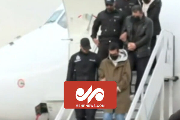 لحظه بازگرداندن ۶ متهم اقتصادی فراری به کشور لحظه بازگرداندن ۶ متهم اقتصادی فراری به کشور