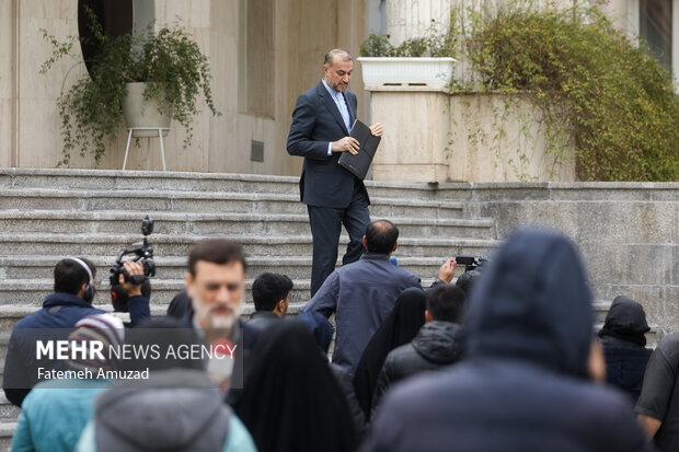 حسین امیرعبداللهیان وزیر امور خارجه در حاشیه جلسه هیات دولت