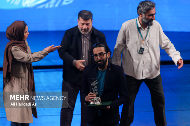 محمد علیزاده فرد در آئین افتتاحیه چهل و دومین جشنواره بین المللی فیلم فجر حضور دارد