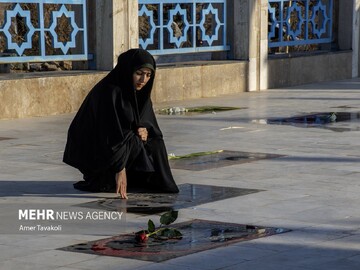 عطرافشانی و غبارروبی مزار شهدای تایباد در اولین روز دهه فجر