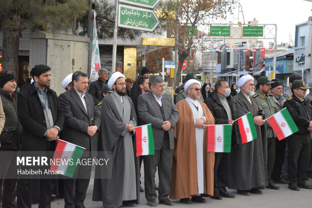 نواخته شدن زنگ انقلاب و گلباران تمثال امام (ره) در قوچان 