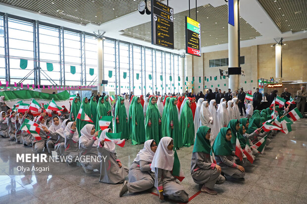 
People in Gorgan celebrate anniv. of Imam Khomeini's return