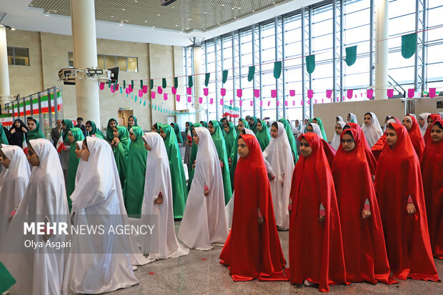 استقبال نمادین ورود امام(ره) به فرودگاه و رژه موتوری تا گلزارشهدا