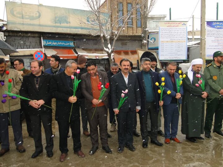 تمثال حضرت امام خمینی(ره) در شهرستان دیواندره گلباران شد