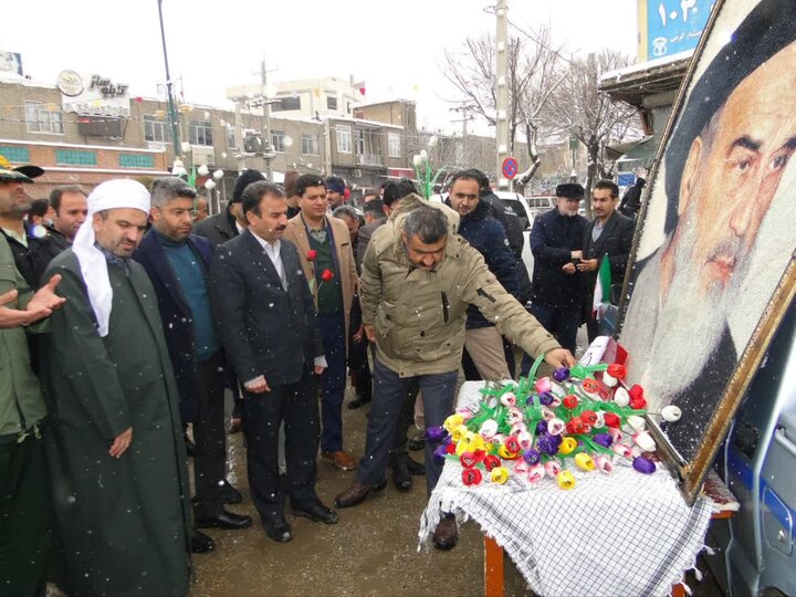 تمثال حضرت امام خمینی(ره) در شهرستان دیواندره گلباران شد