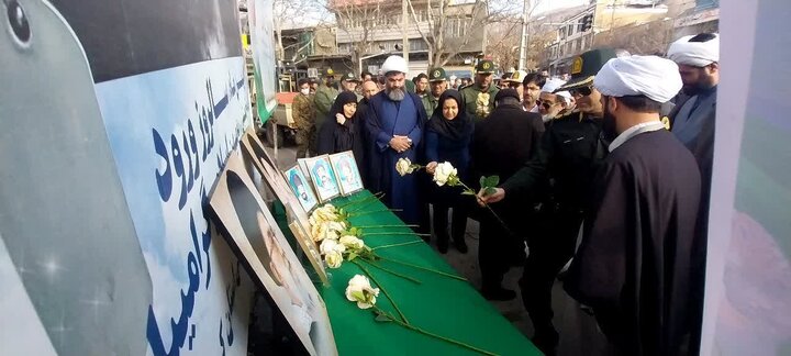 تمثال حضرت امام خمینی(ره) در شهرستان دیواندره گلباران شد