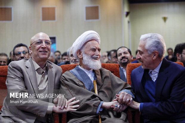 دکتر غلامی وزیر سابق علوم در کنار وزیر فعلی علوم و آیت الله طه محمدی
