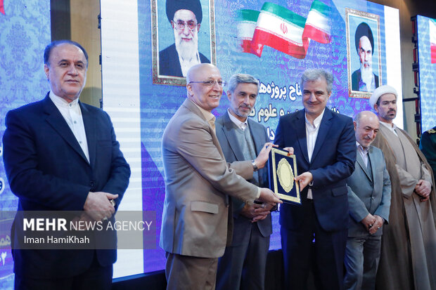 افتتاح دانشکده شیمی و فنی مهندسی با حضور وزیر علوم در <a href='https://sayeb.ir/tag/%d9%87%d9%85%d8%af%d8%a7%d9%86'></div>همدان</a>