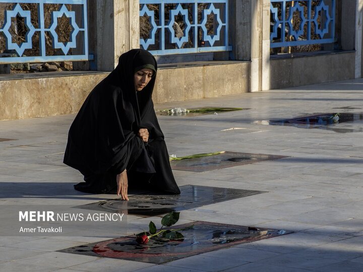 عطرافشانی و غبارروبی مزار شهدای تایباد در اولین روز دهه فجر