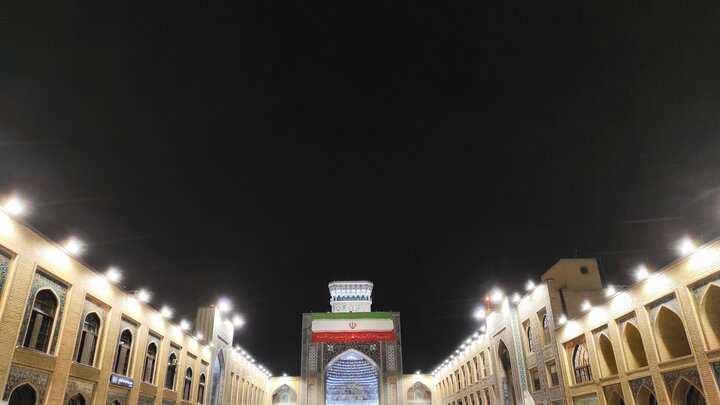 İmam Rıza'nın (a.s) türbesine İran bayrağı asıldı İmam Rıza'nın (a.s) türbesine İran bayrağı asıldı