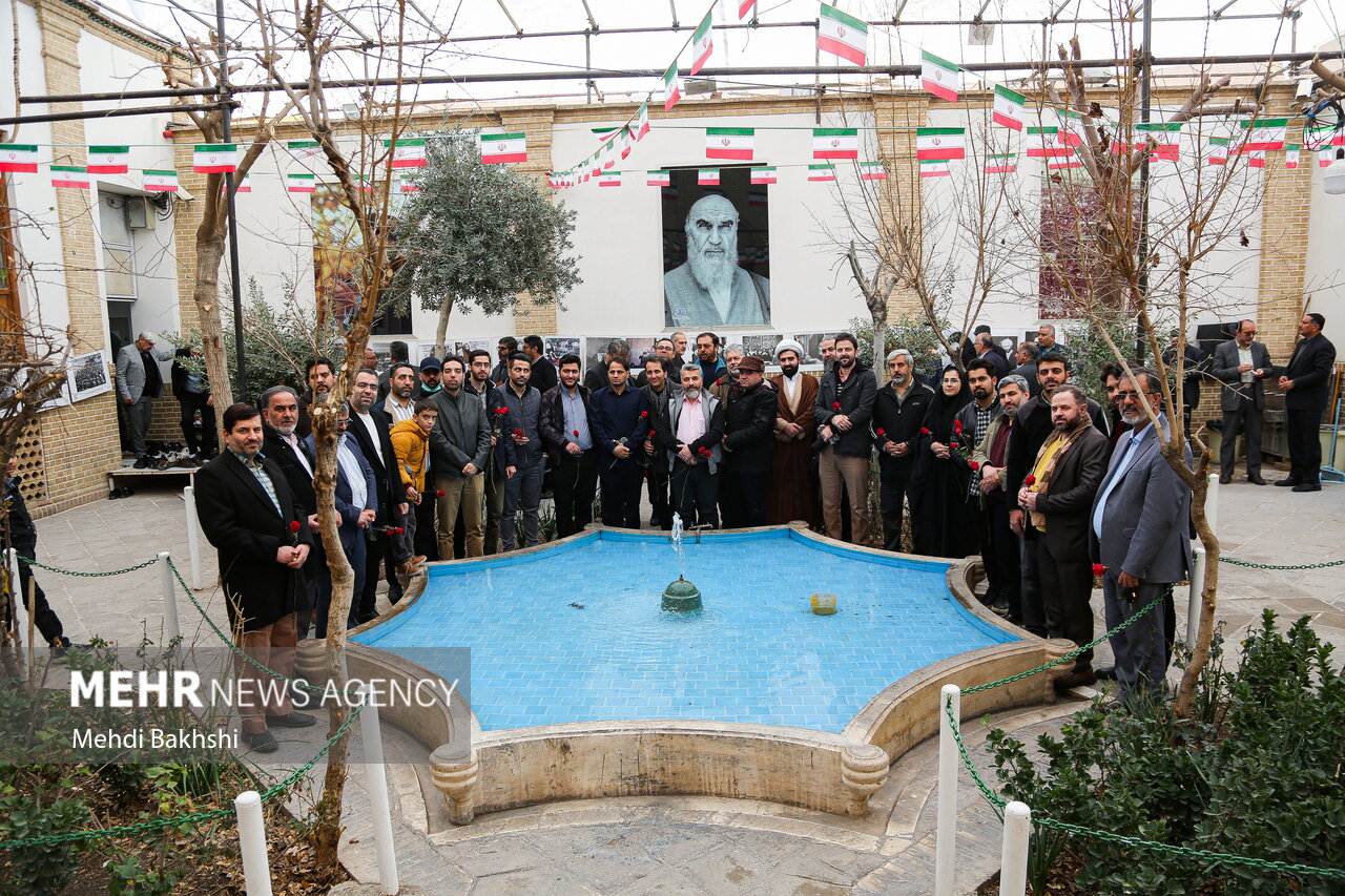 بیت امام خمینی (ره) در شهر قم گلباران شد