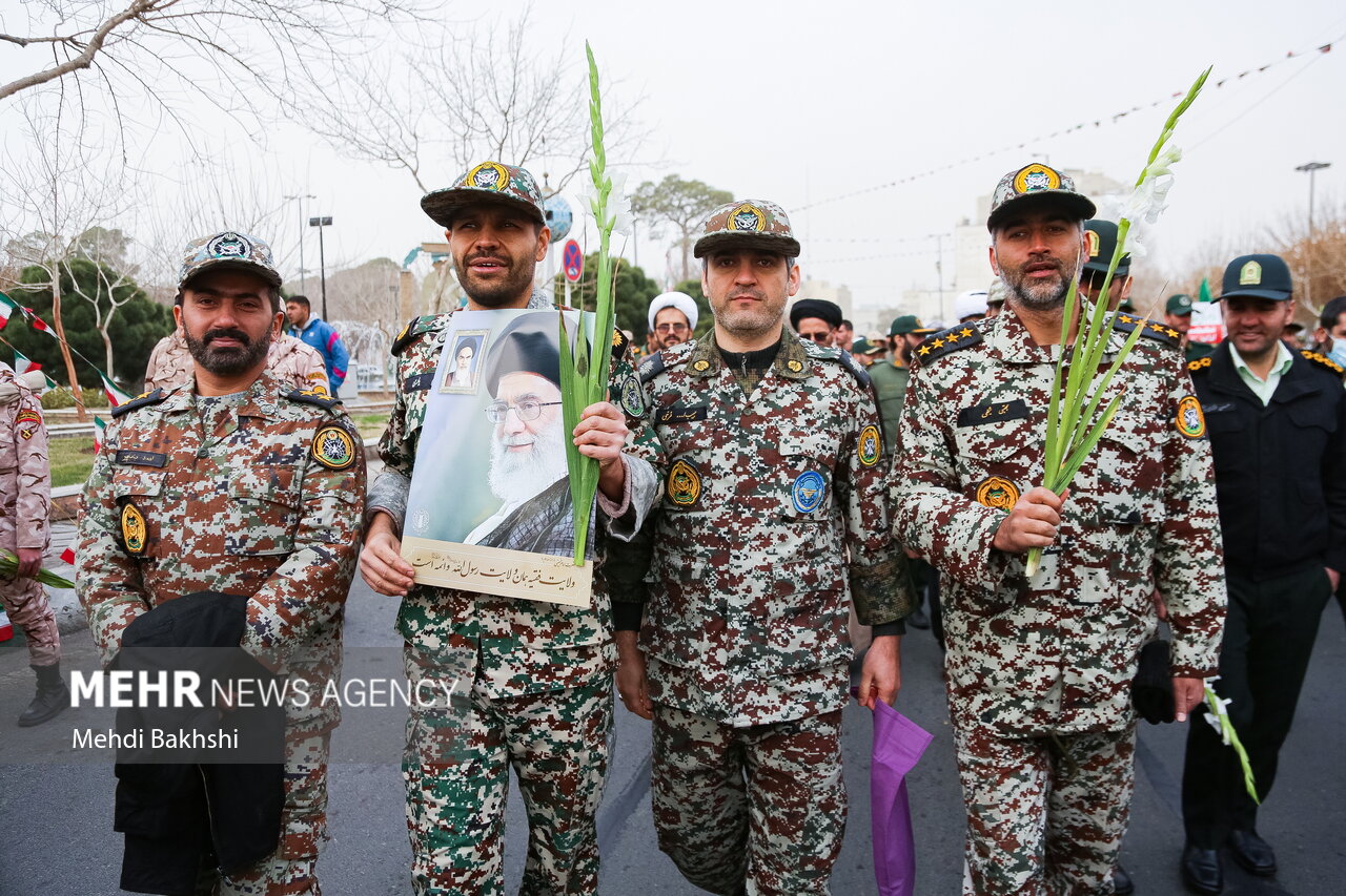 بیت امام خمینی (ره) در شهر قم گلباران شد
