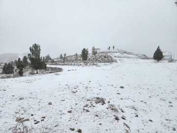 کوه «باباموسی» بجنورد با برف آشتی کرد