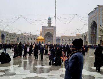 حرم امام رضاؑ میں موسم سرما کی پہلی برف باری کے دلفریب مناظر