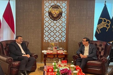 السفير الإيراني يلتقي مسؤولين إندونيسيين في جاكرتا