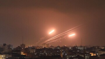 المقاومة الفلسطينية تدك مستوطنات غلاف غزة برشقاتٍ صاروخية.. وتسقط مسيّرة في المغازي