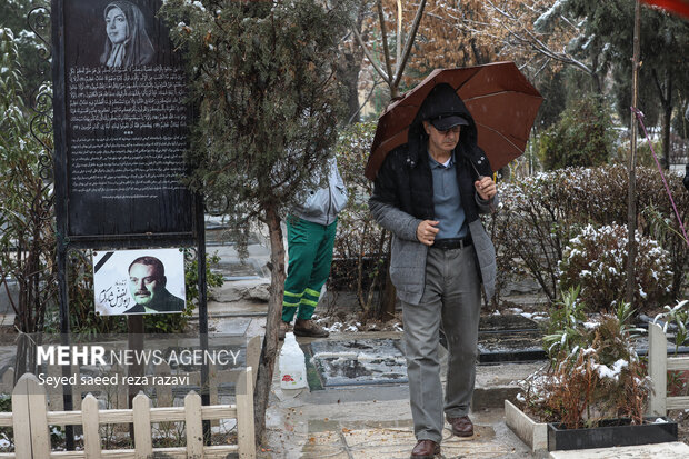 مراسم خاکسپاری مرحوم جمشید جم از هنرمندان پیشکسوت موسیقی انقلاب و خواننده قطعه ماندگار «یار دبستانی من» صبح امروز جمعه ۱۳ بهمن ماه ۱۴۰۲ در قطعه هنرمندان بهشت زهرا (س) تهران برگزار شد