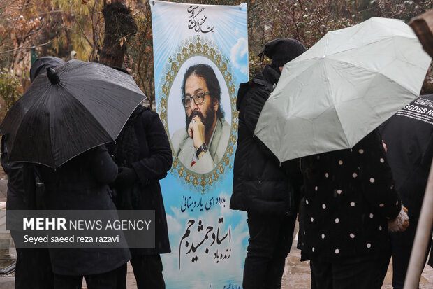 مراسم خاکسپاری مرحوم جمشید جم از هنرمندان پیشکسوت موسیقی انقلاب و خواننده قطعه ماندگار «یار دبستانی من» صبح امروز جمعه ۱۳ بهمن ماه ۱۴۰۲ در قطعه هنرمندان بهشت زهرا (س) تهران برگزار شد