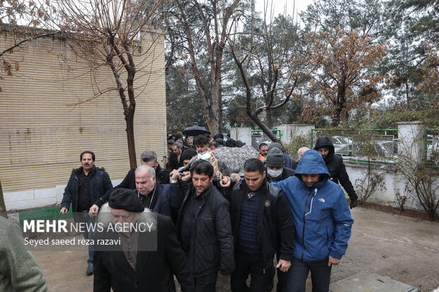 مراسم خاکسپاری مرحوم جمشید جم از هنرمندان پیشکسوت موسیقی انقلاب و خواننده قطعه ماندگار «یار دبستانی من» صبح امروز جمعه ۱۳ بهمن ماه ۱۴۰۲ در قطعه هنرمندان بهشت زهرا (س) تهران برگزار شد