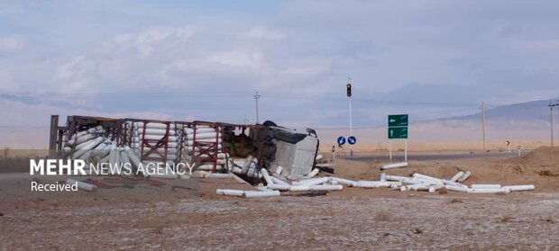 واژگونی تریلر حامل کپسول گاز CNG در محور خور و بیابانک