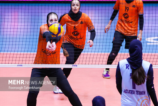 در هفته چهاردهم مسابقات والیبال قهرمانی باشگاه‌های برتر بانوان ایران امروز جمعه سیزدهم بهمن ۱۴۰۲، سایپا تهران در سالن فدراسیون والیبال میزبان هوران یزد بود و سه بر صفر به پیروزی رسید.سایپا با کسب این پیروزی در صدر جدول باقی می‌ماند