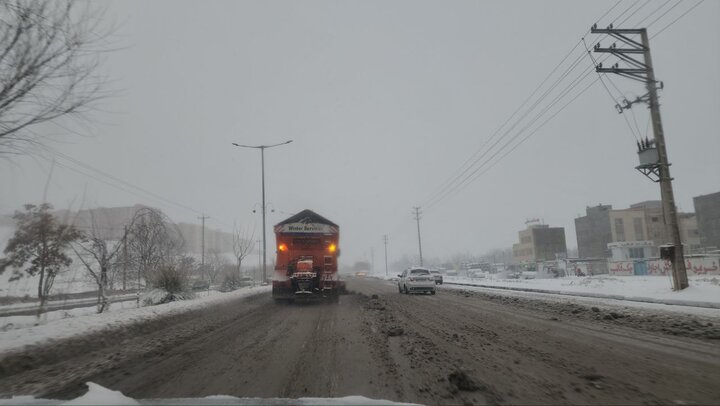 نمک پاشی خیابان های بجنورد همزمان با برش برف
