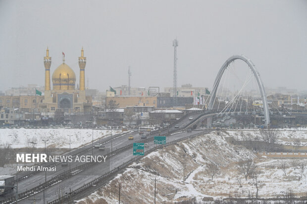 نمایی از ورودی شهر زنجان در یک روز برفی 