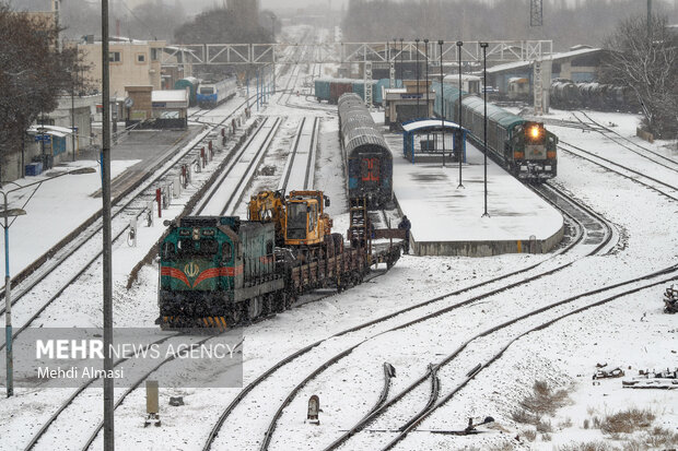 ایستگاه راه آهن زنجان در یک روز برفی 