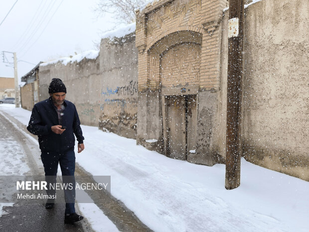 بارش برف در محلات قدیمی زنجان 