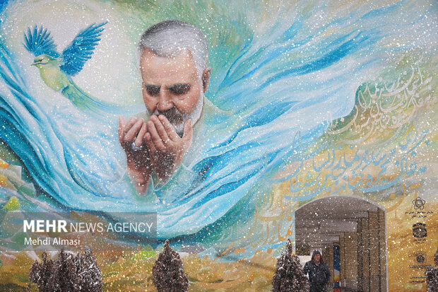 دیواره نگاره سردار شهید حاج قاسم سلیمانی در یک روز برفی 