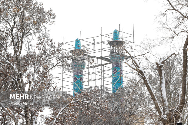 مناره های مسجد جامع زنجان که در بارش برف سفید پوش شده 
