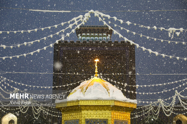 حرم امام رضا علیہ السلام میں برف باری کے خوبصورت مناظر
