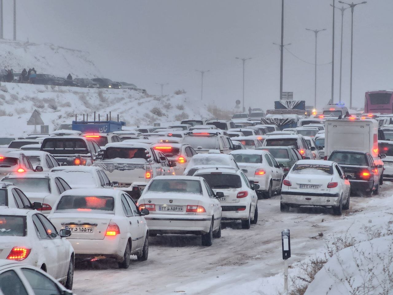 ترافیک سنگین در آزادراه قزوین – کرج/ بارش پراکنده در محورهای شمال