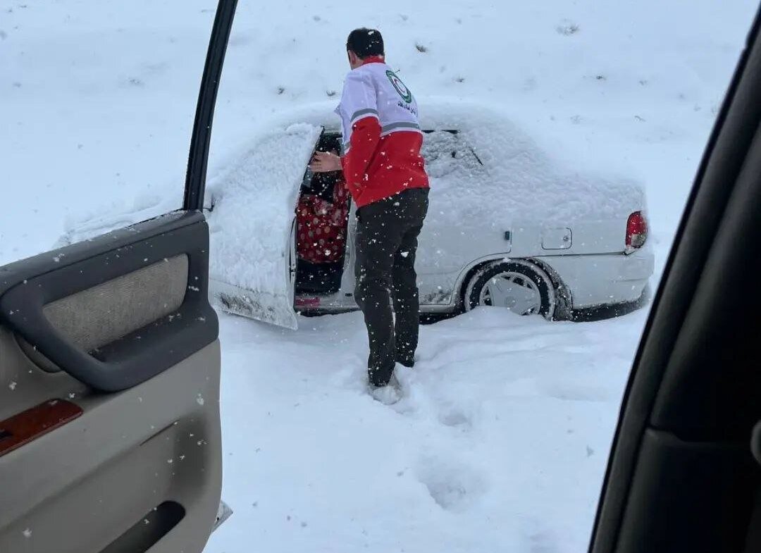 امداد رسانی به ۲۳۴ نفر در استان سمنان/ ۷۳خودرو از برف رهاسازی شد