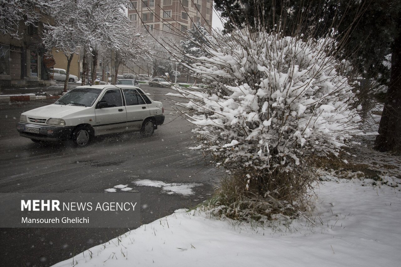 بارش برف در برخی محورهای آذربایجان شرقی/ محورها لغزنده است