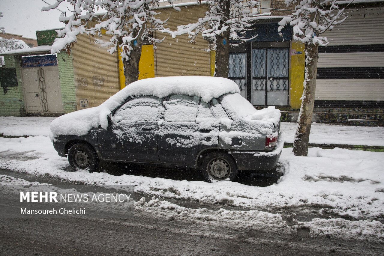 گرفتاری خودروها درمحورهای مواصلاتی شهرستان دالاهو بر اثر بارش برف