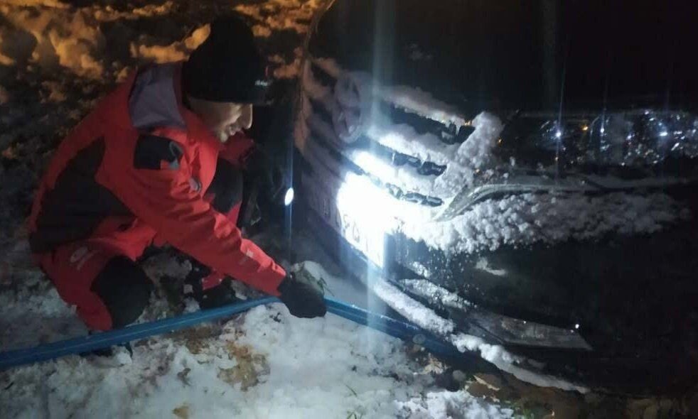 نجات خانواده ۶ نفره گرفتار شده در برف و کولاک جوانرود