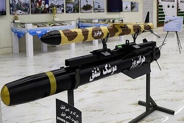 İran'ın "Şafak" füze sistemi görücüye çıkarıldı