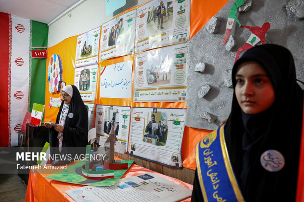 افتتاحیه دوازدهمین دوره نمایشگاه‌های مدرسه انقلاب شنبه ۱۴ بهمن ماه ۱۴۰۲ در دبیرستان دخترانه فرهنگ برگزار شد