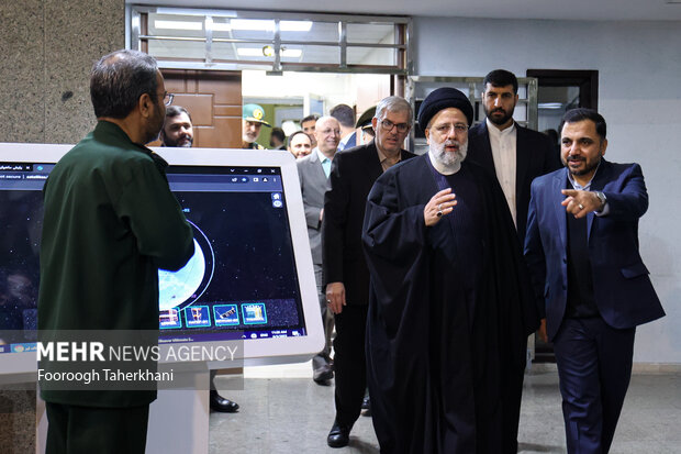 مراسم روز ملی فناوری فضایی ایران، صبح شنبه (۱۴ بهمن ۱۴۰۲) با حضور «حجت الاسلام سید ابراهیم رئیسی» رئیس جمهور در پژوهشگاه هوافضا برگزار شد
